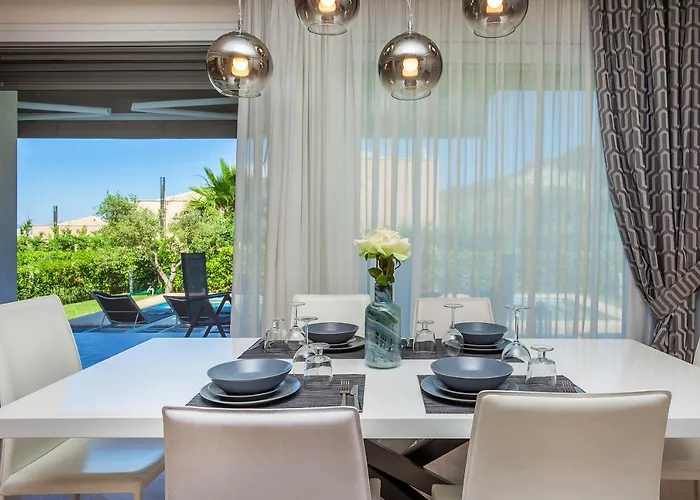 Deluxe Mira Mare Villa *